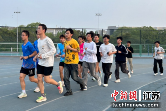 学生们在校园里运动。乐动网站网页版供图