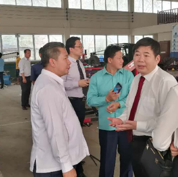 我校代表团考察实训场所