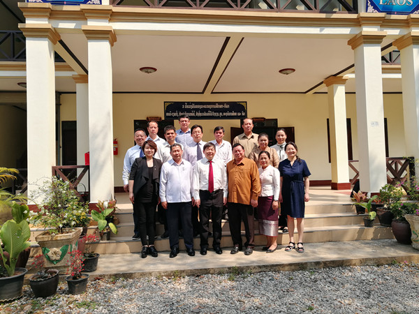 我校代表团与琅勃拉邦省教育与体育厅厅长等合影留念