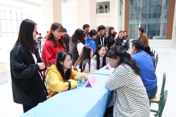 第四届创业就业广场咨询日活动